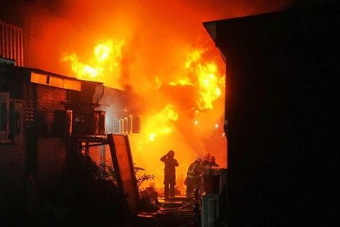 大巴窑工业区3号厂房发生火患。（谢智扬摄）